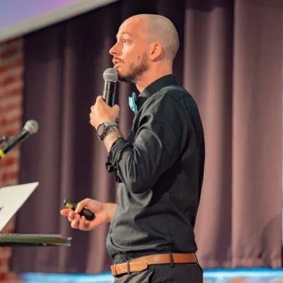 Grégoire Hébert sur scène, micro à la main
